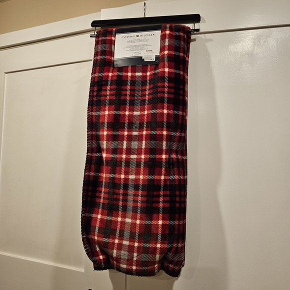 NWT Tommy Hilfiger Plush Sherpa Throw